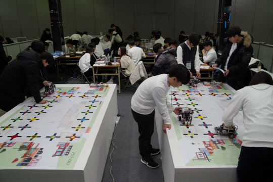 지난해 진행된 임베디드SW경진대회에서 주니어 임베디드SW 챌린저 부문 참가 학생들이 연습경기를 하고 있다.  임베디드SW·시스템산업협회 제공